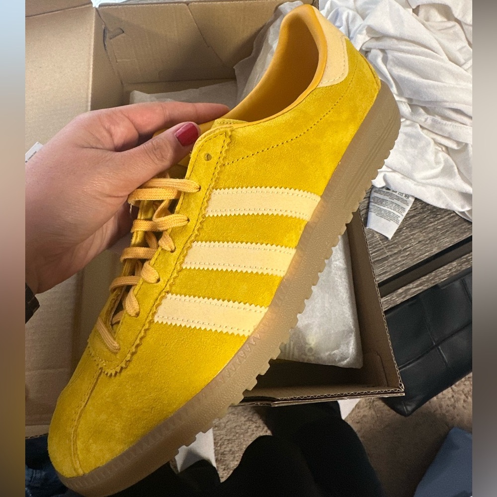 Addidas Bermuda gold and yellow sneakers